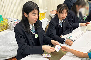 出来上がったカードを渡しています