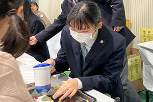 カード作成のお手伝いをしています