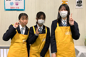 スタッフエプロンをつけての集合写真