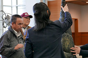 生徒も触って体感しています