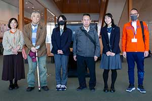 ６人での集合写真、笑顔で写っています