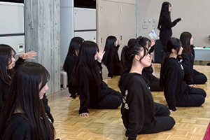 ステージ上での真剣な横顔