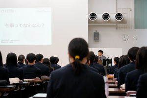 講師の話を真剣に聞いています