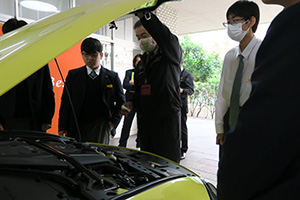 彫刻を実際に触っています