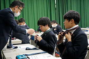 ネクタイに苦戦中