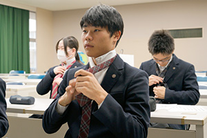 一人でネクタイを結んでいます