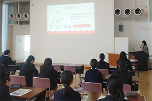 講師の先生と真剣に聞く生徒たち