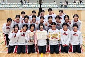 トロフィーを持って集合