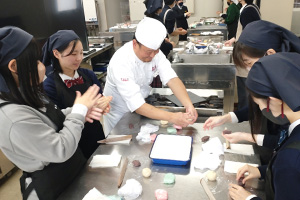 和菓子を練っています