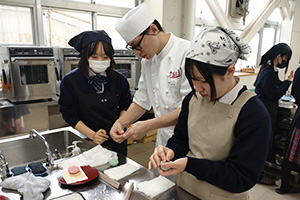 一人ひとりアドバイスを貰いながら真剣に取り組んでいます