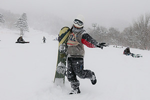 雪の中でポーズ