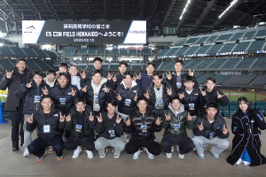 サッポロベースボールパークでキツネポーズ