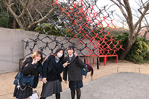 彫刻の森美術館　網のように連なる人体のアート