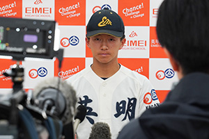 会見に臨む主将