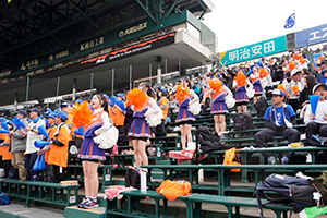 校長から旗を受け取る主将