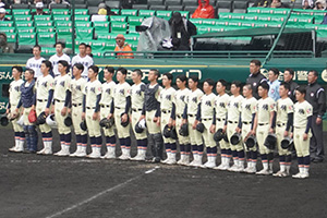 会見に臨む主将