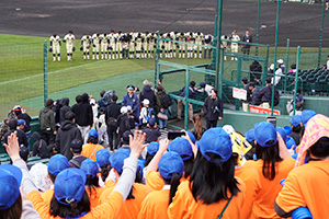 会見に臨む主将