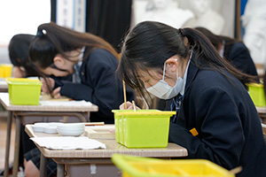 日本画体験授業（美術デザイン系）