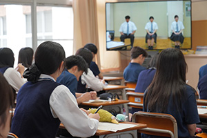 教室で視聴中
